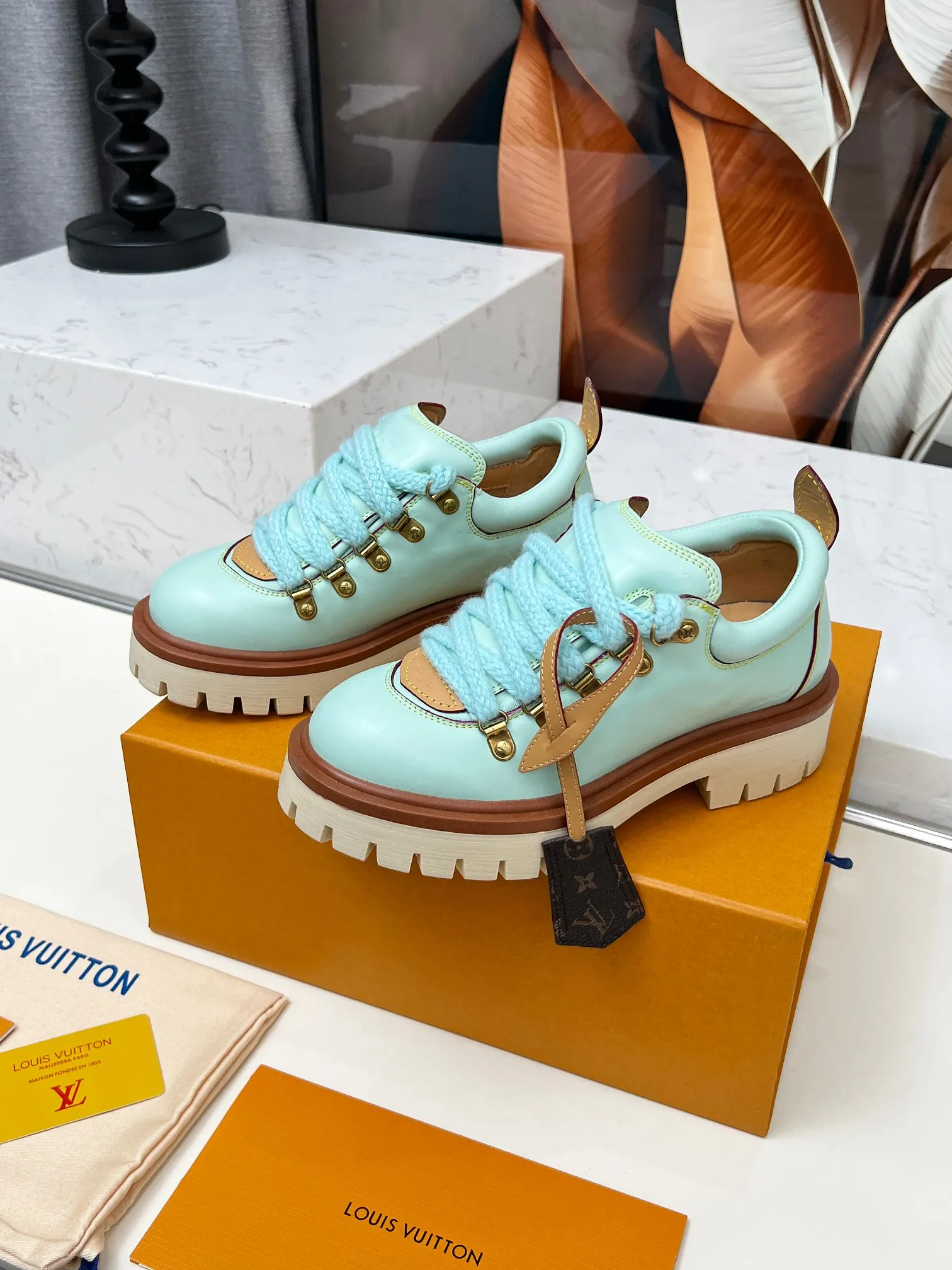 p660💰"Couple Style" LV Louis Vuitton's 2025 autumn and winter new style, developed one-to-one from the original version, retro fashionable, handsome and cool mountaineering derby shoes are now available.  Material: Imported first-layer cowhide Lining: Imported lambskin Outsole: Original molded TR non-slip outsole Sole height: 3.5cm Shoe size: Same style for men and women 35-45